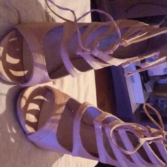 Woman's boot heel - Picture 2 of 8